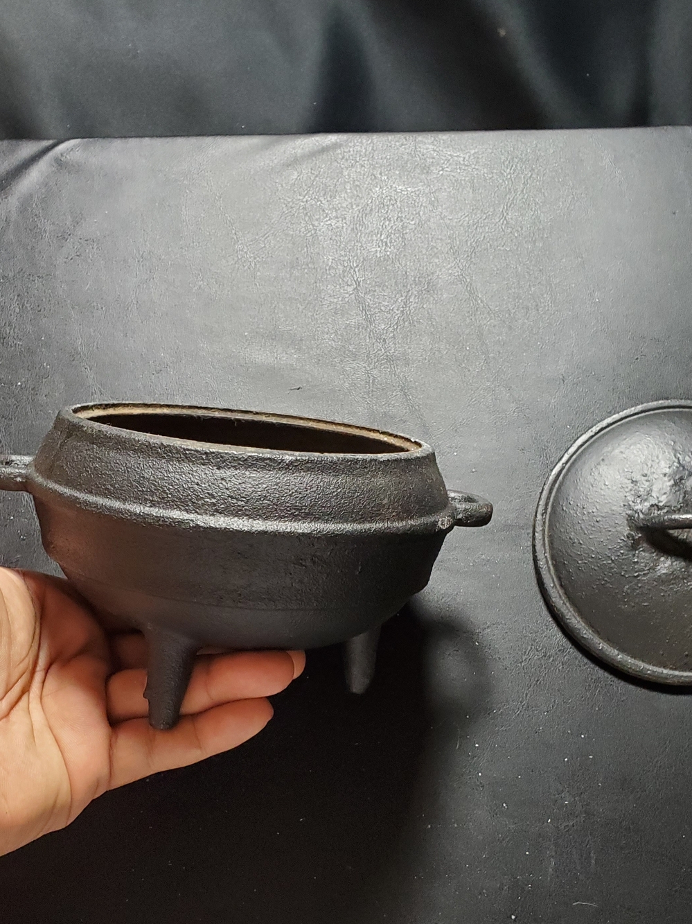 Cast Iron Tripod Pot with Lid - Black